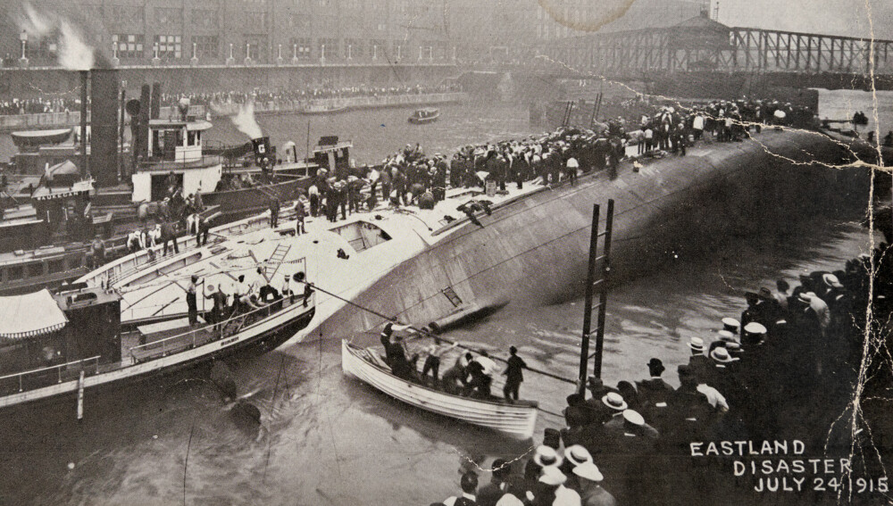 <b>TIPPET RASKT OVER:</b> Småbåter forsøkte å manøvrere seg frem mellom hundrevis av mennesker som lå i elva rett etter kantring. Alt skjedde så fort at ingen rakk å ta på seg redningsvester eller sette livbåter på vannet.