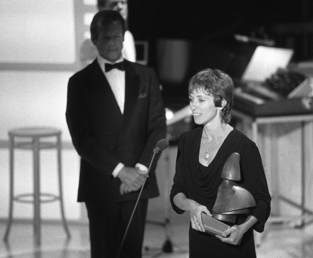<b>HEDRET MED AMANDA:</b> I 1985 ble Amandaprisen delt ut for første gang. Tone mottok prisen for beste kvinnelige skuespiller for filmen «Det gode mennesket i Sezuan».