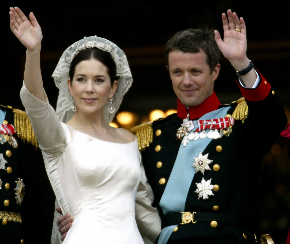 <b>BRYLLUPET: </b>Danskene gråt om hverandre da kronprins Frederik giftet seg med Mary Donaldson i 2004. Her tar paret imot folkets <br>hyllest.