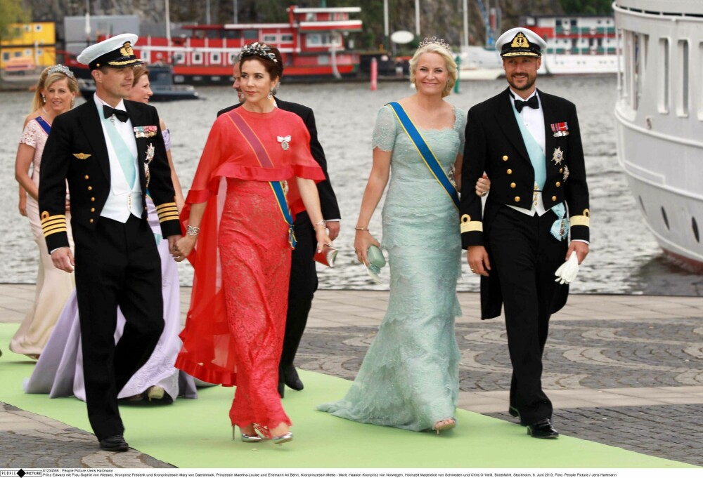 <b>NÆRT FORHOLD:</b> Kong Frederik og dronning Mary og kronprinsesse Mette-Marit og kronprins Haakon har et nært forhold, og møtes også privat. Her er de i bryllupet til prinsesse Madeleine og Chris O'Neill i Stockholm i 2013.