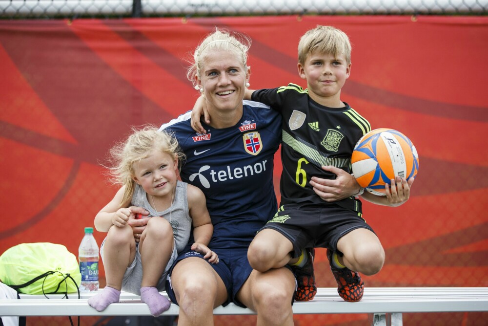 <b>FOTBALLMAMMA: </b>Solveig fikk barna Lilly og Theodor mens hun fremdeles var aktiv fotballspiller. Bildet er tatt i 2015.