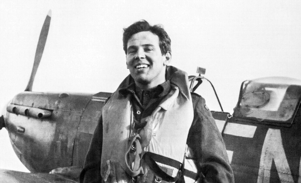 <b>SKARP BERGENSER:</b> Helge Sognnæs var et av 331-­skvad­ronens første jageress. Her foran sitt Spitfire jagerfly.