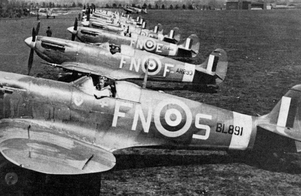 <b>HELGES FLY:</b> Norske Spitfires oppstilt på Catterick flybase. Flyet med registreringsnummer AR293 var Helge Sognnæs' fly.