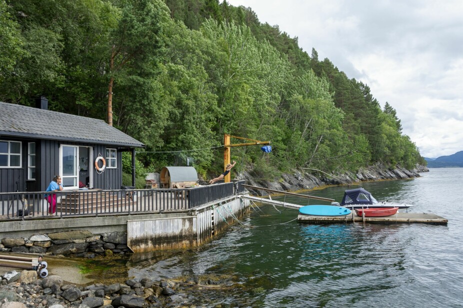 <b>BRYGGE OG SJØBOD:</b> Nede ved fjorden har familien sin egen brygge med en innredet sjøbod og et naust ved siden av. Her er også en flytebrygge og en badstutønne.
