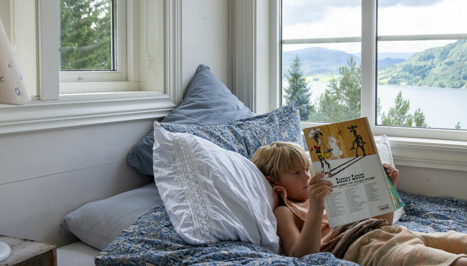 <b>SOVELOFT: </b>På barnas soveloft er det lyst og luftig med mange vinduer både mot skogen og mot fjordutsikten. På aktive dager er det innimellom godt å krype opp hit for en lesestund, syns Kåre.