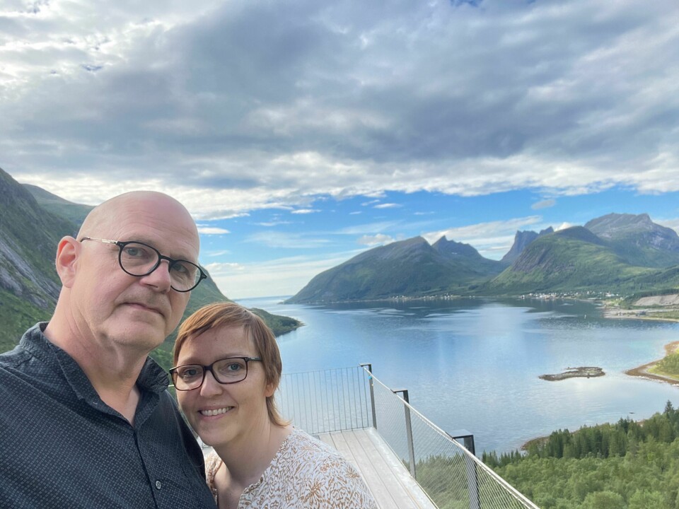 OVERRASKENDE VENDING: Lill-Karin hadde ingen tanker om å gifte seg på nytt, før hun og Gjermund ble et par. De hadde kjent hverandre i mange år. Da han fridde etter hennes sykdomsperiode, sa hun ja. Bildet er fra en tur på Senja sist sommer.