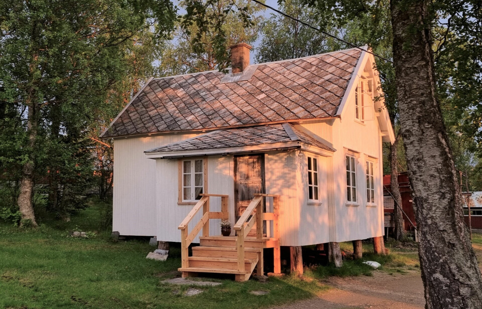 LAGRINGSPLASS: En omfattende ryddeprosess var påkrevd før det gamle sommerhuset kunne renoveres, i tidsriktig stil. Stedet hadde i lang tid fungert som oppsamlingsplass for gjenstander som ikke lenger var i bruk. I dag er det blitt til skrivestue og kurssted.
