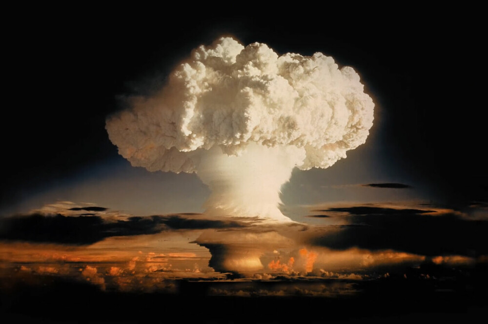 <b>GRUNDIG OVERGÅTT:</b> «Ivy Mike» var kodenavnet på den første hydrogenbomben og prøvesprengningen på Enewetak-­atollen, 1. november 1952. Bomben skulle bli kraftig overgått av Tsar Bomba, selv om ildkulen utløst av Ivy Mike fikk en radius på opp til 3,3 kilometer og skapte en soppsky på 17 kilometers høyde.