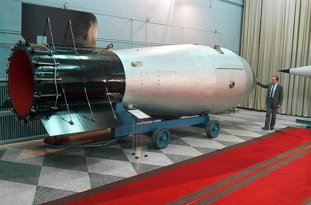 <b>ENORM BOMBE:</b> Tsar Bomba var åtte meter lang, to meter bred og en vekt på 27 tonn. Bomben som er tilsvarende den som står utstilt i det russiske føderale atomsenteret, måtte slippes i fallskjerm for at bombe­flyet som slapp den, skulle rekke å komme i sikkerhet.
