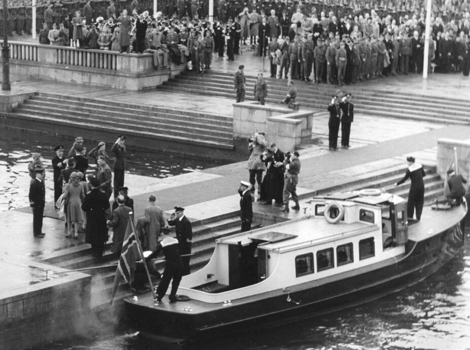 <b>ÆREFULLT OPPDRAG:</b> En av de første til å bli senket i 1940 fikk ta imot kongefamilien da de returnerte til Oslo 7. juni 1945: Kommandør Per Askim er nummer tre fra venstre i venstre bildekant.