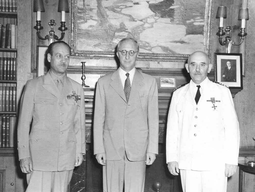 <b>HØYT DEKORERT:</b> Ambassadør Wilhelm Morgenstierne i Washington er fornøyd vitne til at Per Askim mottar Krigskorset med sverd i 1942.