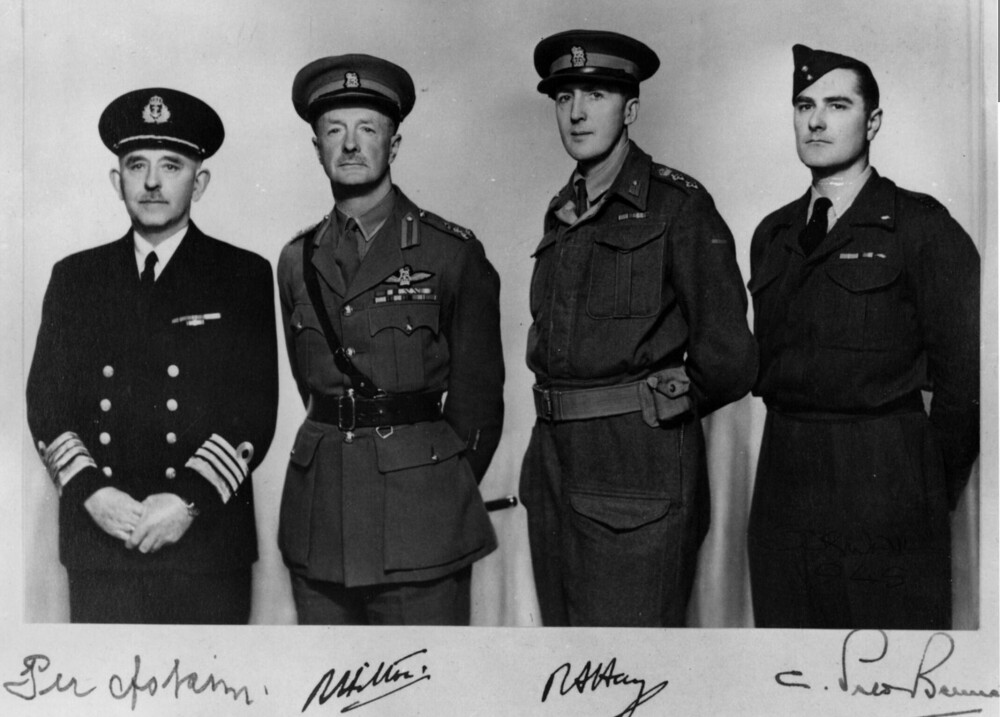 Kommisjonens offisielle bilde, fra venstre: Kommandør Per Askim, Brigader R. Hilton, Oberst R. A. Hay (formann) og Squadron-leader P. Bennet.