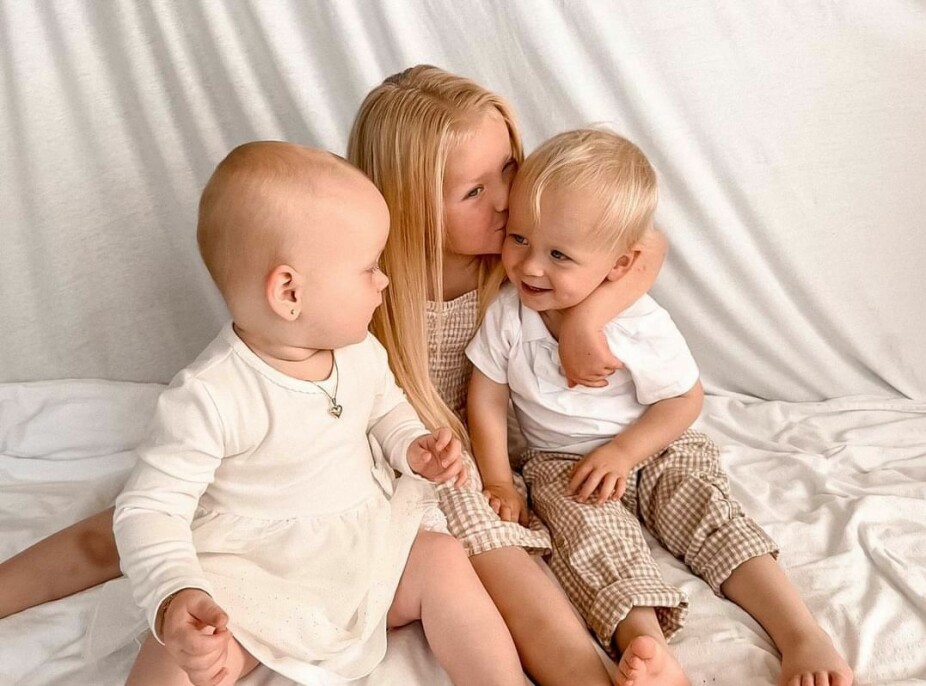 GLEDE: Her er Lilly og samboerens tre barn: Klara (5), Finn (2) og Anni (1)