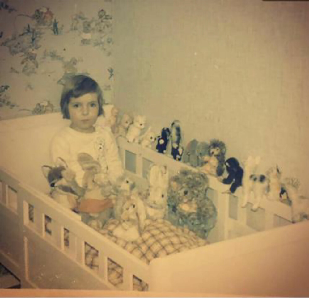<b>KOSEDYR:</b> En søt, liten Hanne Kristin på barnerommet sitt for mangfoldige år siden. Hun hadde mange kosedyr å si god natt til. 