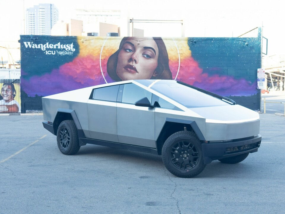 PICKUP FRA ROMMET: Fire år etter at Elon Musk avslørte Cybertruck startet Tesla kundeleveringer av den høyst spesielle pickupen.
