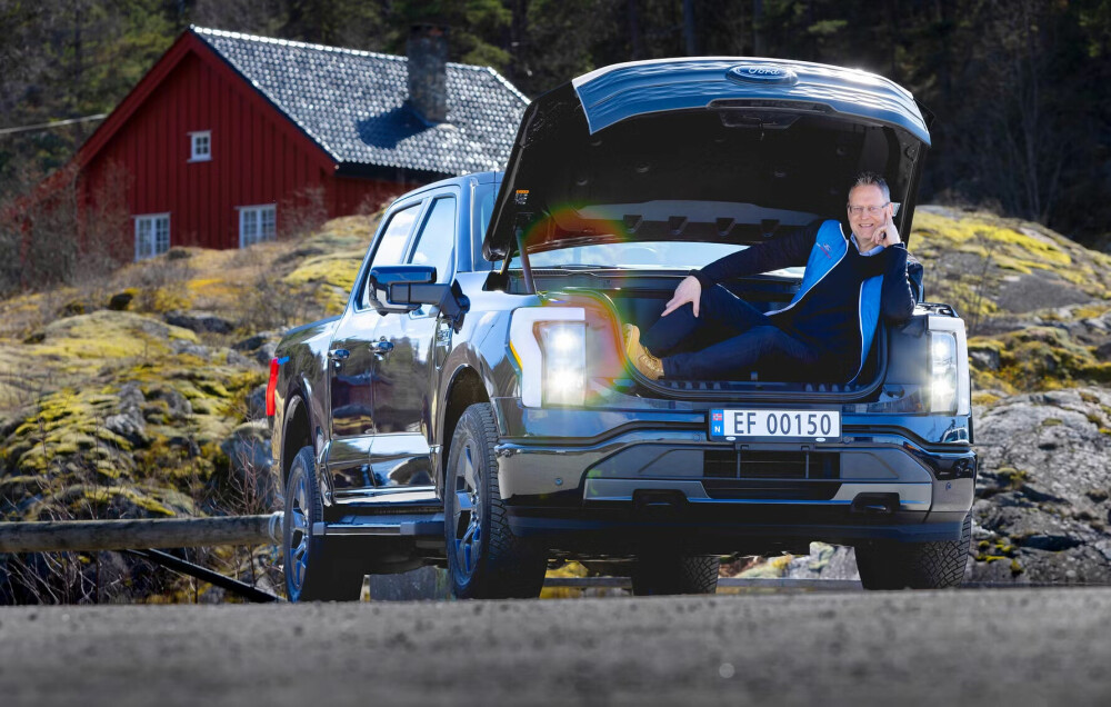 <b>FORNØYD:</b> Administrerende direktør i Ford Motor Norge, Per Gunnar Berg. For anledningen i den 400 liter store frunken i en F-150 Lightning Lariat. 