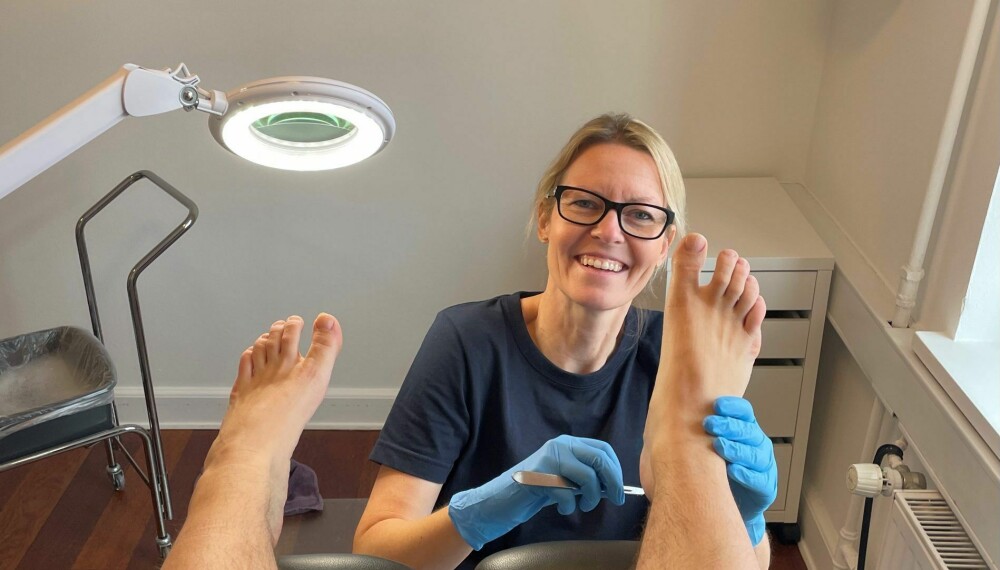 FOTTERAPEUT: Karina Sletved har gode råd til hva du kan gjøre hvis du har problemer med huden på føttene.