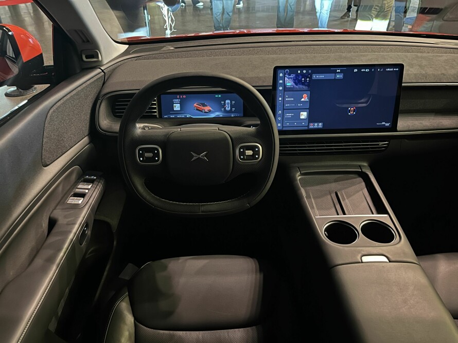 STRAMT: Pent og stramt interiør med innbydende materialer.