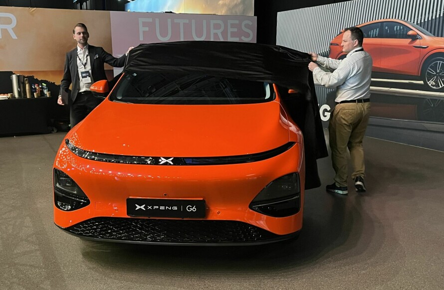 KONKURRANSEDYKTIG: Claes Persson (t.v.), Managing Director i Xpeng Motors Norway AS, sier at G6 vil bli aggressivt priset.