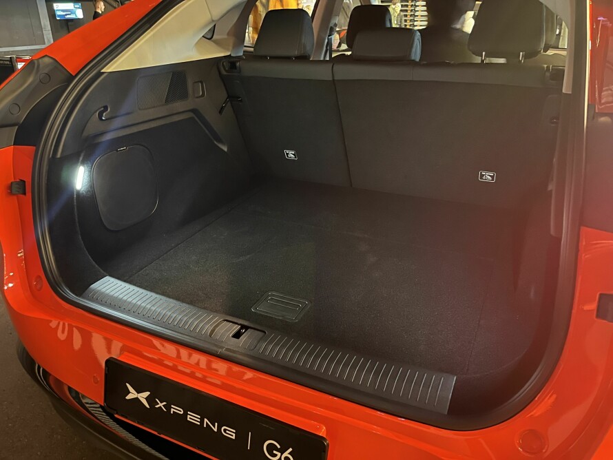 PLASS: Bagasjerommet tar 571 liter. Noe av plassen er under gulvet. Felles bakseteryggen ned frigjøres 1374 liter, ifølge Xpeng.
