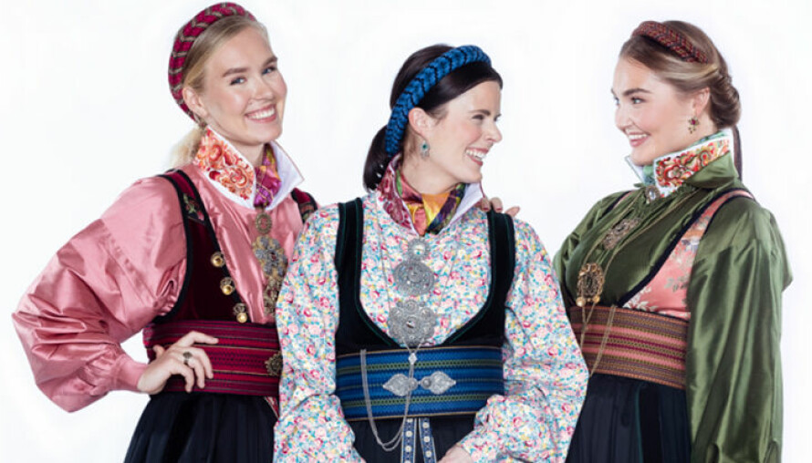 FARGER: På 17. mai vil du trolig se flere som har gått for helmønstrede skjorter eller silkeskjorter i mange ulike farger fremfor den tradisjonelle, hvite linskjorta.