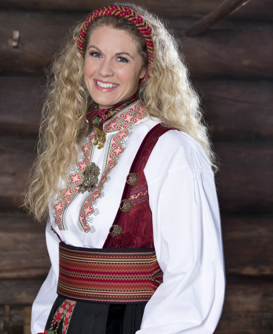 BELTESTAKKEN: Den må nok sies å være en av de mest populære bunadene vi har. Også beltestakken har forandret seg gjennom tidene, den var enklere før. Både border og beltet er blitt bredere, og stakken er blitt større.