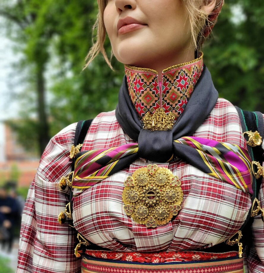 RUTER: Historisk sett brukte man i noen områder både silketørklær og fargede, rutete og stripete skjorter, men det var da oftest hverdagsskjorter i rimelig bomull. Denne skjorten til Beltstakk er i silke.