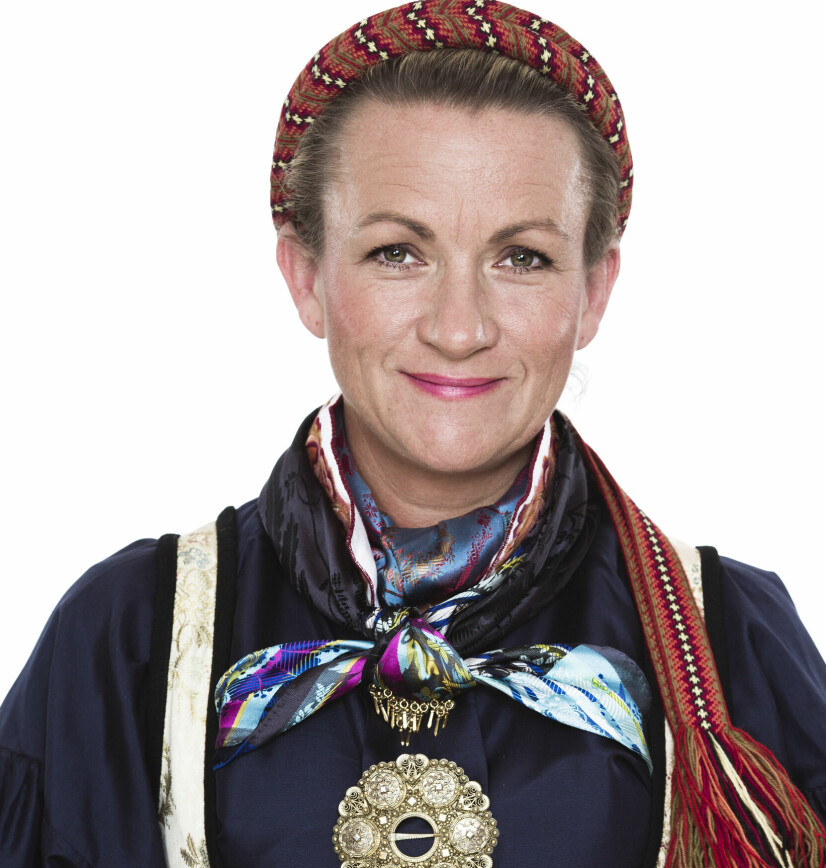 Ellen Øverland, produksjonsleder ved Heimen Husfliden, her i Beltestakk med mørkeblå silkeskjorte.