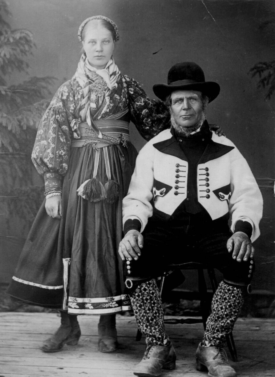 FRA 1880-ÅRENE: Far i gråtrøye og datter i Beltestakk og skjorte med blomster og flere silkeskjerf.