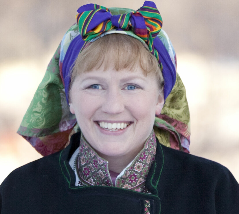 Camilla Rossing er leder ved Norsk institutt for bunad og folkedrakt. Her har hun på seg beltestakk fra Aust-Telemark.