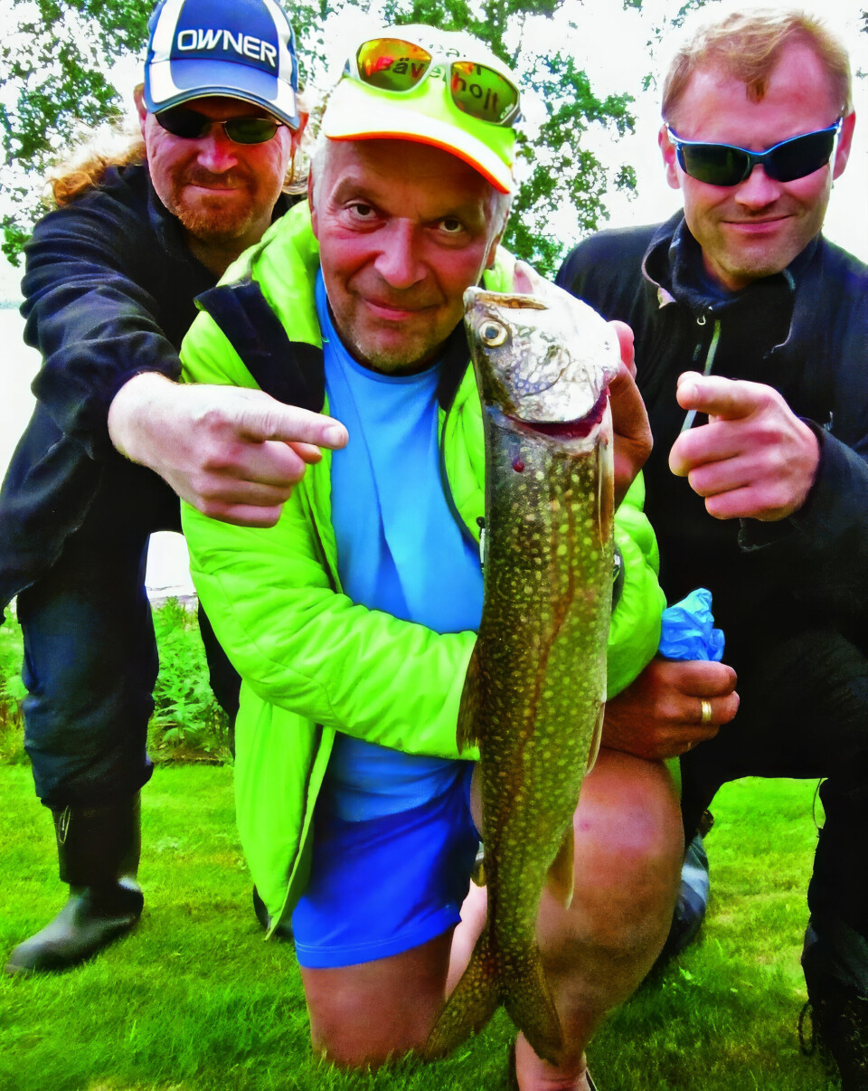 SMÅFISK: Cato Bekkevold og kompani fisket to dager i Kvesjøen etter kanadarøya, men fikk kun et mindre eksemplar av arten.