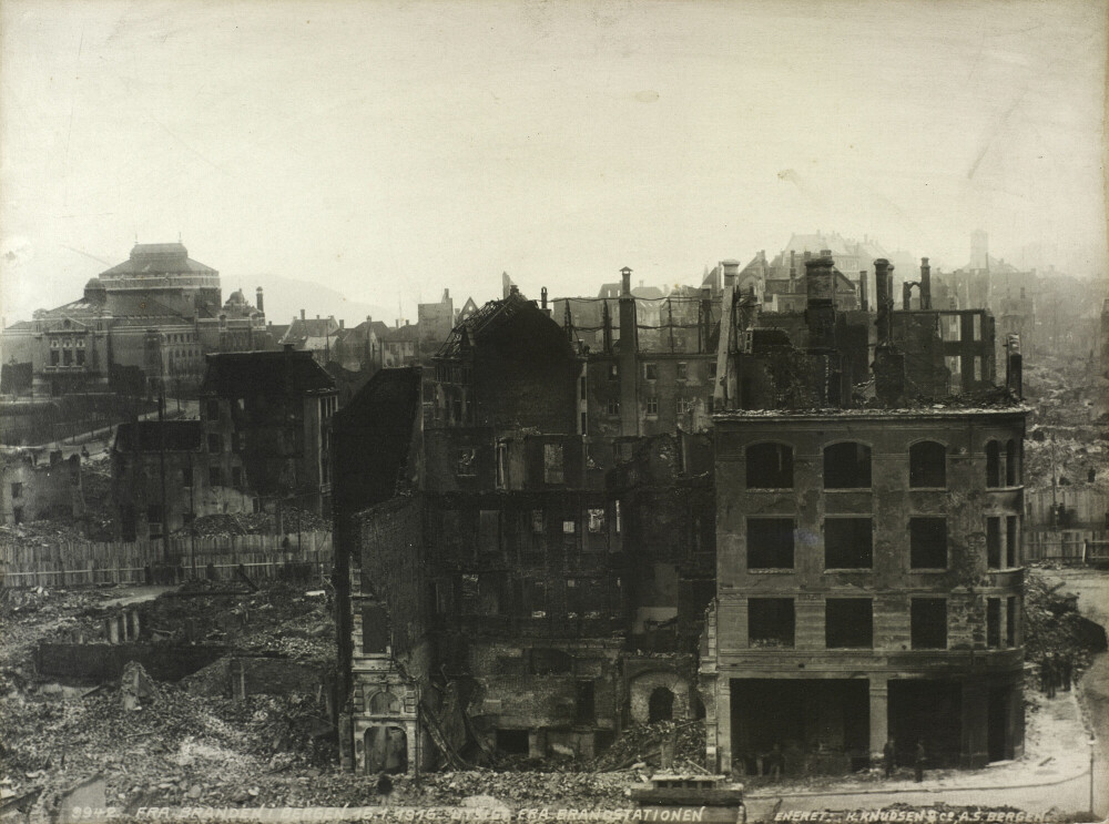 <b>PÅMINNELSE:</b> Slik var utsikten fra brannstasjonen i tiden etter brannen i 1916. Bak til venstre: Den Nationale Scene som ble reddet av skuespillere som pøste vann på bygningen.