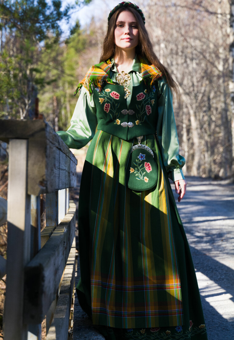 SILKE: Her har modellen en grønn silkeskjorte til Nordlandsbunaden.