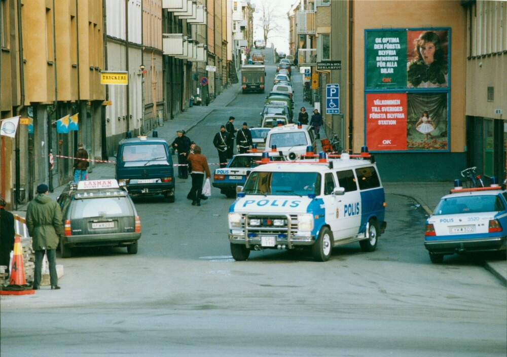 <b>MICRA-MANNEN:</b> Fra åstedet i Brännkyrkagatan så vitner en maskert mann i en hvit Nissan Micra kjøre i stor fart. Mannen viste seg å være identisk med «Lasermannen».
