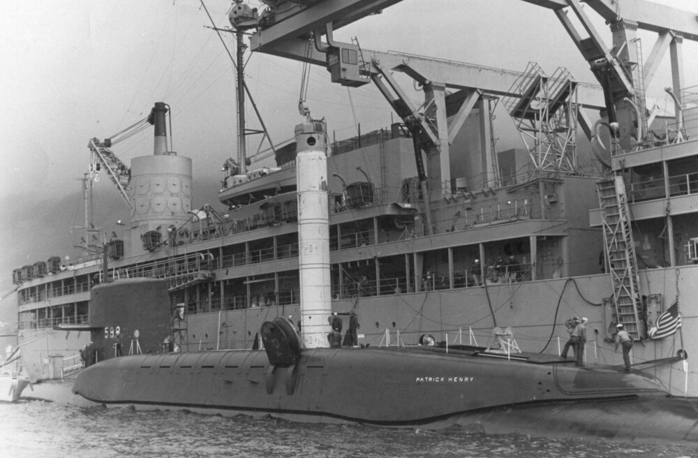 <b>ETTERFYLT:</b> «USS Patrick Henry» alternerte med «USS George Washington» om å patruljere norske farvann. I basen Holy Loch utenfor Skottland fikk ubåtene etterfylt mannskap, forsyninger − og Polaris-raketter 