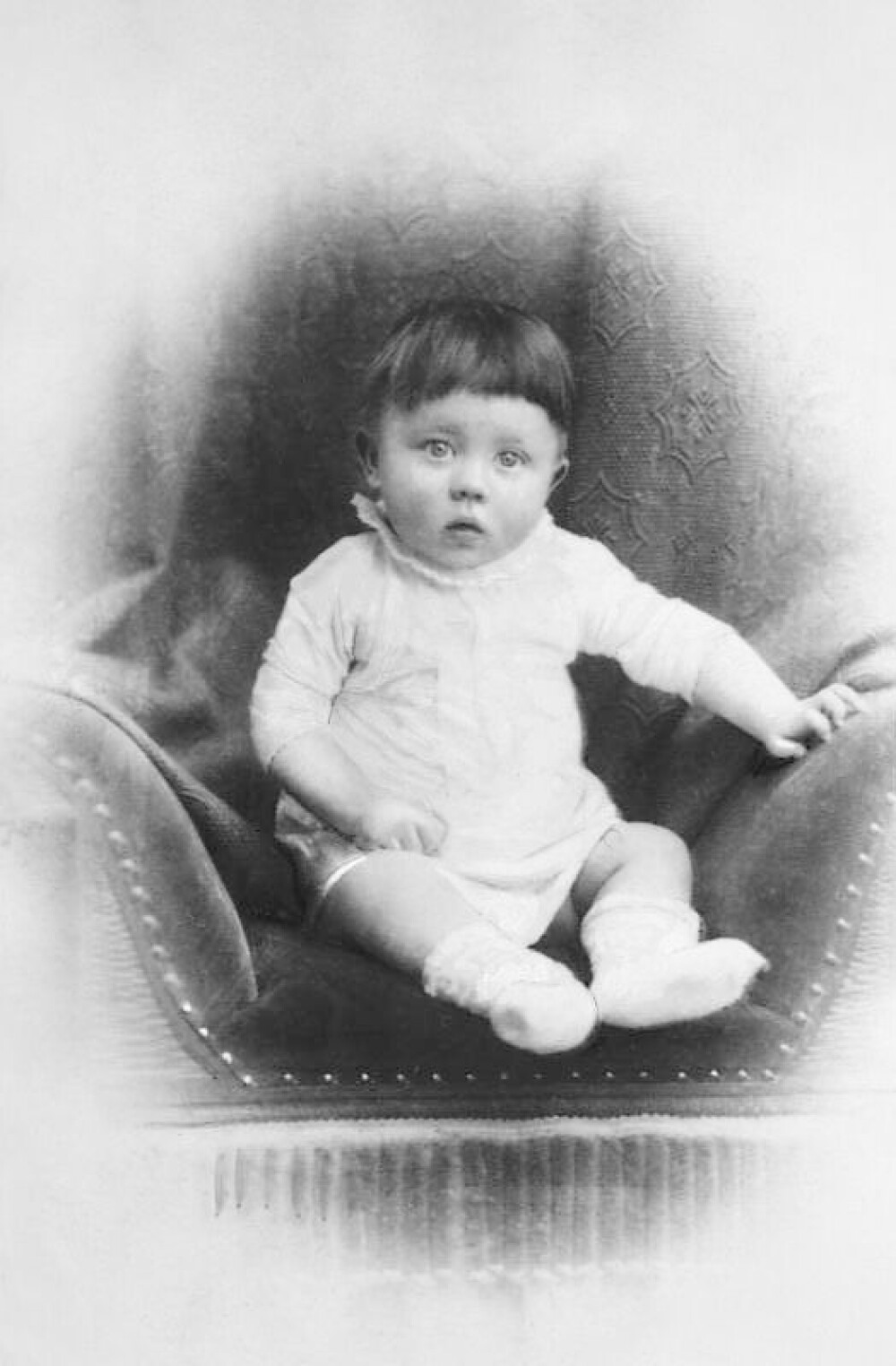 <b>«DOLFIE»:</b> Adolf Hitler fotografert på 1890-tallet. Han ble tidlig sin mors øyensten og ettertrykkelig bortskjemt.