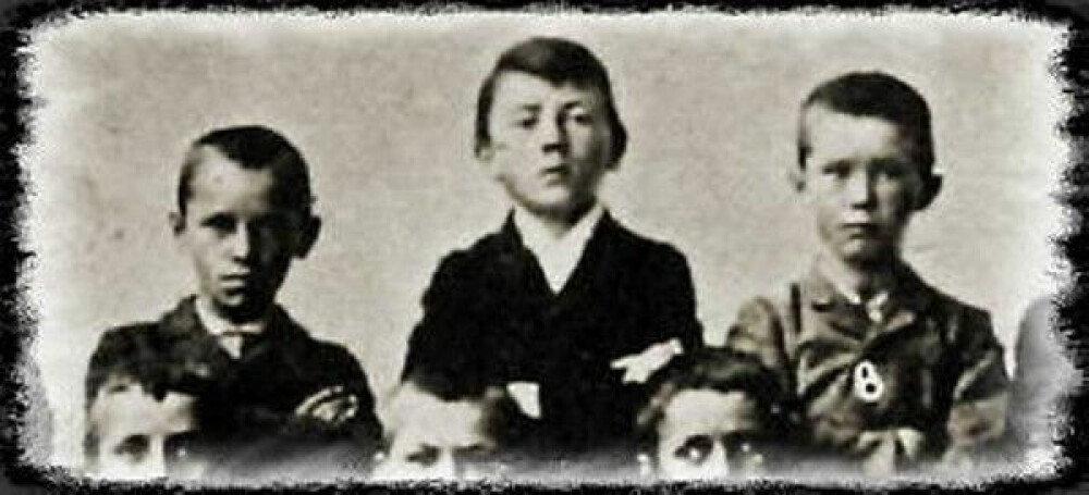 <b>KLASSEBILDE:</b> Adolf Hitler (i midten) herset med sine omgivelser, ikke minst sine jevnaldrende på skolen. Han lagde stort oppstyr da moren hadde kjøpt støvler som sønnen ikke likte, og mor tok søstrenes sparepenger for å blidgjøre sønnen.