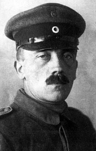 <b>BÆRETILLATELSE:</b> Adolf Hitler (22) fotografert i forbindelse med utstedelse av bæretillatelse for skytevåpen i 1921.