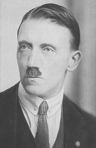 <b>PARTIBOKA I ORDEN:</b> Adolf Hitler foto­grafert til medlems­kortet i NSDAP i 1923.