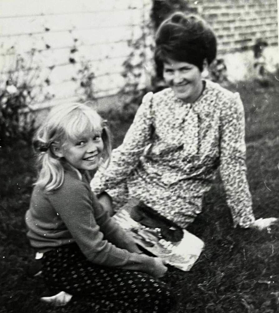 <b>MYE LEK: </b>Her er Anita og mamma Turid sammen i Høyjord i Vestfold. Året er 1969.