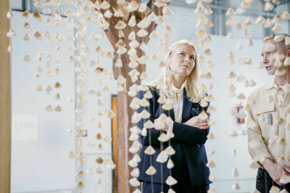 <b>INTERESSERT:</b> To dager før sitt symposium, besøkte Mette-Marit Kunsthøgskolen i Oslo. Her sammen med professor i tekstilkunst, Franz Schmidt. <b>INTERESSERT:</b> To dager før sitt symposium, besøkte Mette-Marit Kunsthøgskolen i Oslo. Her sammen med professor i tekstilkunst, Franz Schmidt.