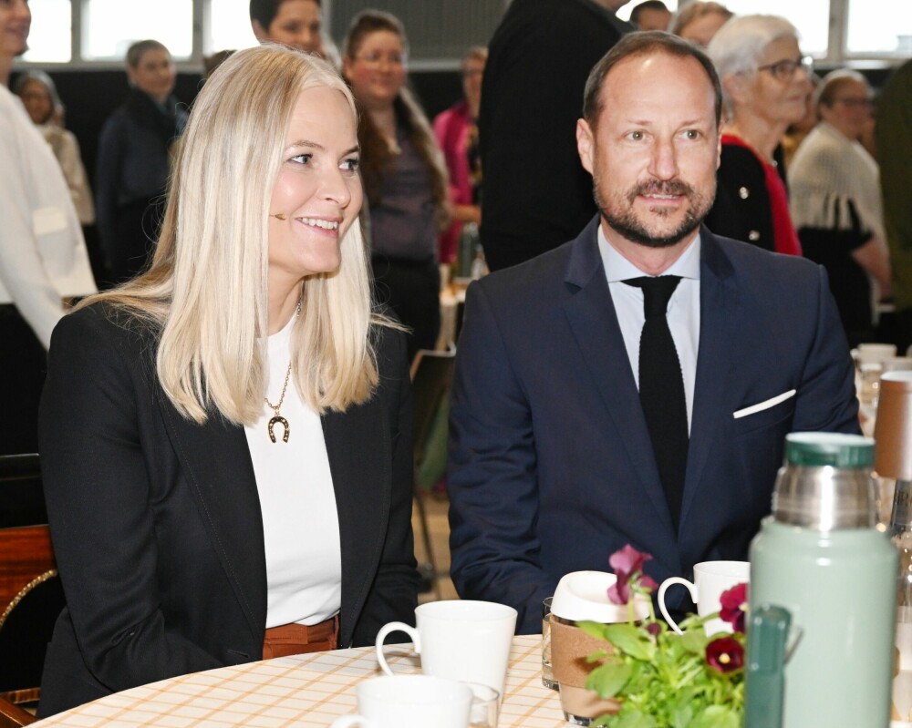 <b>STOLT:</b> Kronprins Haakon har noen hektiske uker bak seg, men han dukket overraskende opp i Dronning Sonjas kunststall for å støtte sin kone.