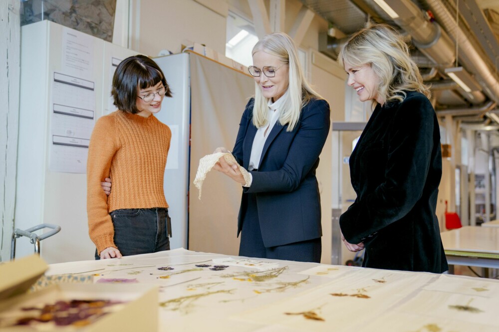 <b>SPENNENDE BESØK:</b> Masterstudent Ingrid Hopland Gimse viser kronprinsesse Mette-Marit og Oslo-ordfører Anne Lindboe tekstiltrykk på Kunsthøgskolen.