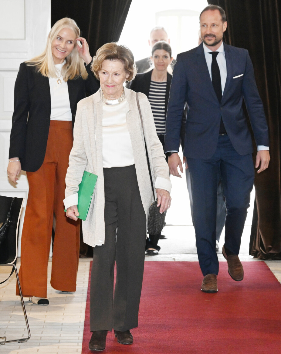 <b>BIDRO:</b> Dronning Sonja lot ikke bare kronprinsesse Mette-Marit få låne hennes kunststall, hun medvirket også selv i programmet. Her på vei inn sammen med kronprinsessen og kronprins Haakon.