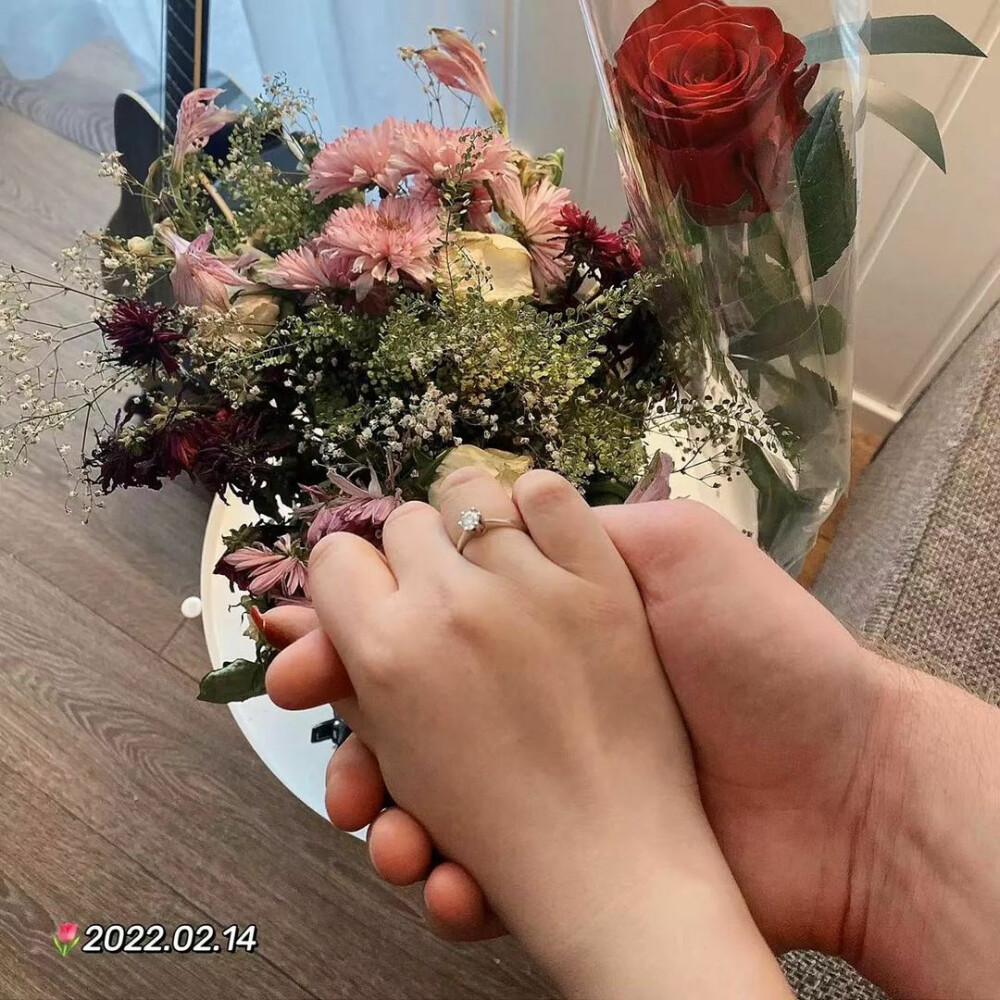 <b>FRIERI:</b> «Hun sa ja!» skrev Robin Hofset under dette bildet på Instagram. I fjor giftet det forelskede paret seg. 