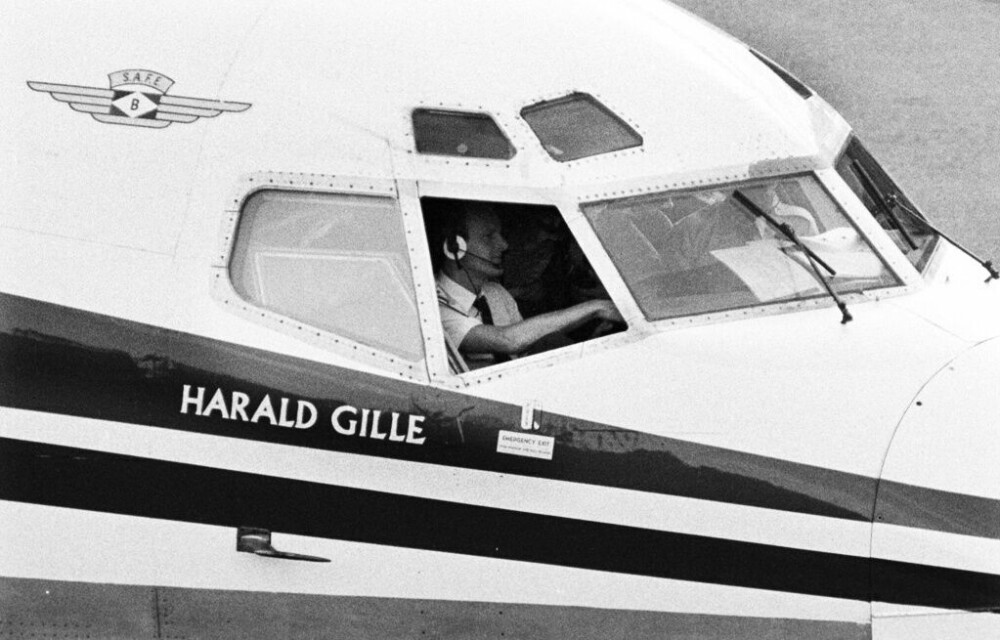 <b>VARMT:</b> Flyets styrmann kan ses gjennom det åpne cockpit-vinduet på Braathens-maskinen «Harald Gille».