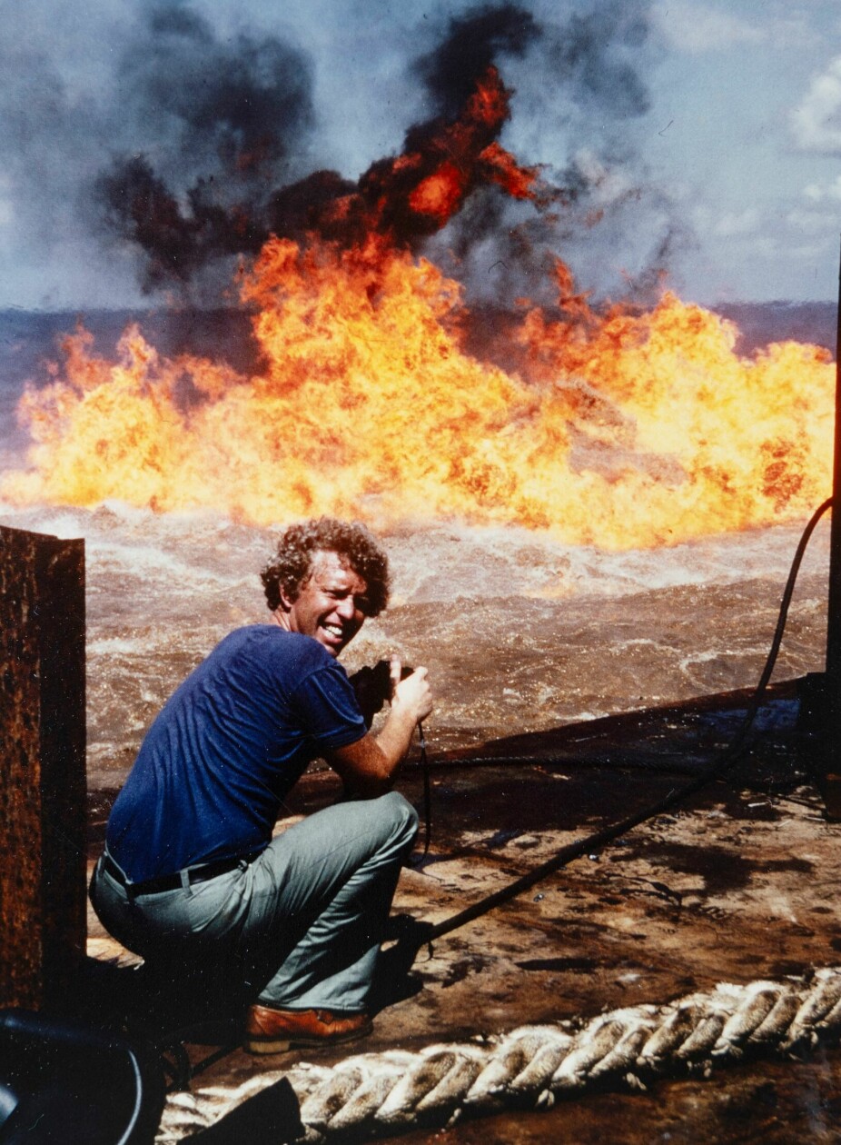 <b>I FYR OG FLAMME:</b> Odd Karsten hadde varierende arbeidsdager som NRK-journalist. Her foran en brennende oljebrønn i Mexicogolfen i 1979. 