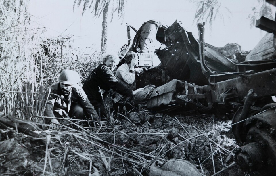FRA KRIGSSONEN: Odd Karsten og NRKs kameramann søker dekning midt i rapporteringen fra fronten under Iran-Irak-krigen i 1985.