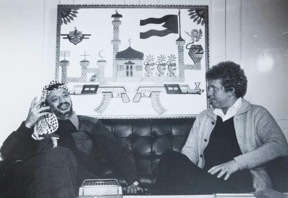 <b>SPENNENDE MØTER:</b> Odd Karsten har intervjuet mange høytstående politikere og profiler gjennom karrieren. Her sammen med den nå avdøde PLO-lederen og palestinernes president Yasir Arafat i 1980.