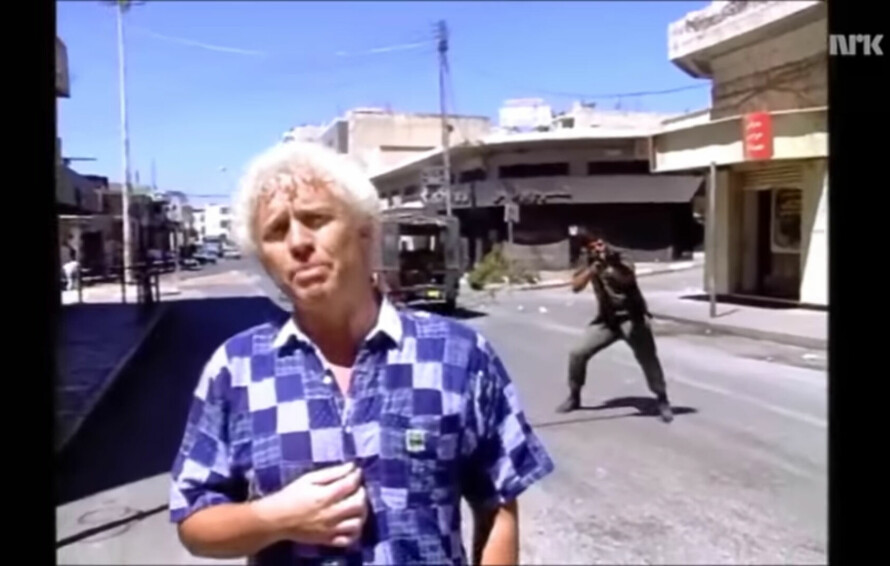 I SKUDDLINJEN: Dette NRK-klippet fra 1990 er sett av millioner verden over. Odd Karsten reagerer knapt på skuddene fra soldaten i bakgrunnen.